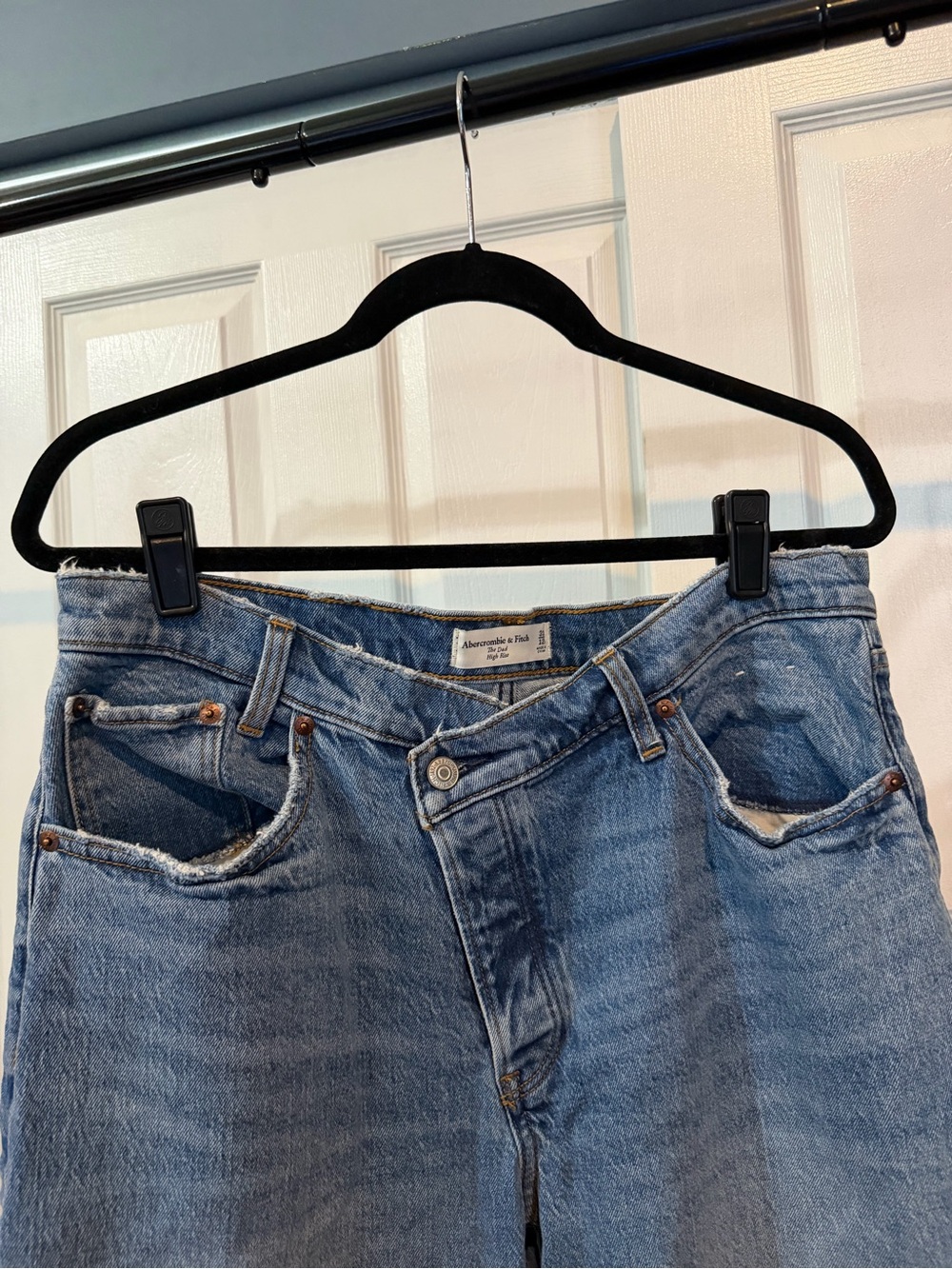 Abercrombie The Dad Relaxed fit Crossover Jean. - Picture 2 of 5